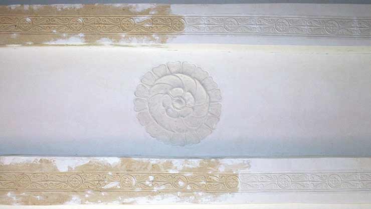 Pressstuckdecke nach Fertigstellung der Stuckrestaurierung mit neu modellierter Stuckrosette