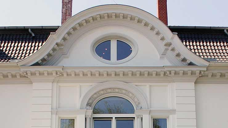 Mansardendach mit geschwungenem Zwerchgiebel nach der Restaurierung