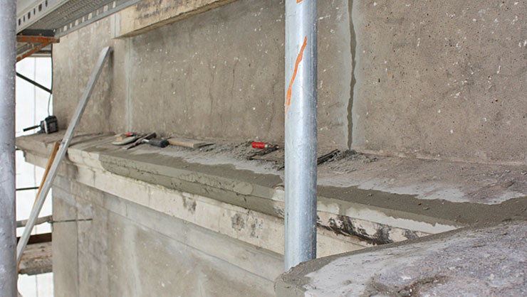 Fassade nach dem Abbeizen der Farbe – Reprofilierung der Stuckgesimse