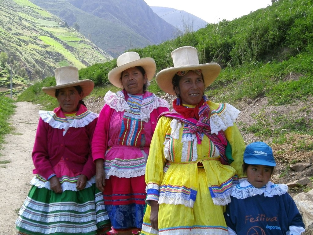 Diversidad de trajes típicos el cual se caracteriza por la zona y/o comunidad campesina