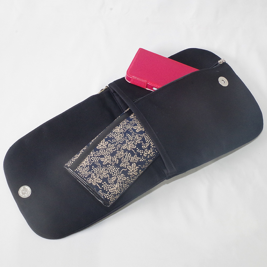 メインにお財布を、手前の内ポケット（ファスナー付き）にスマホを入れてみました