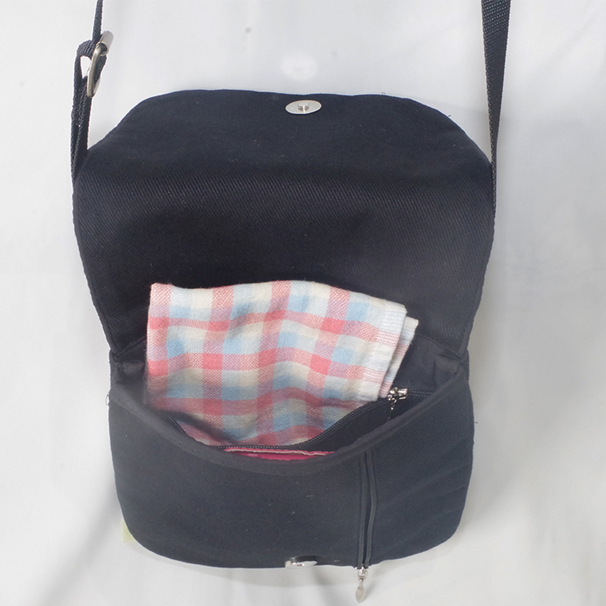 奥にもポケット（ファスナー付き）があります