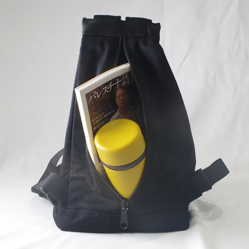 200mlの小さな水筒と文庫本