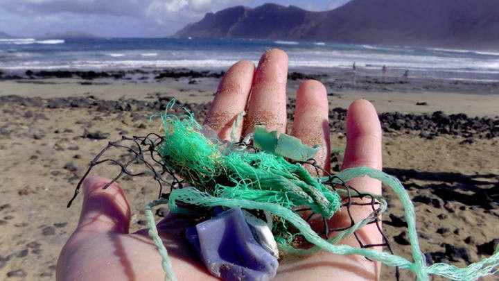 Residuos plásticos recogidos cerca de Caleta de Famara, Lanzarote, por la investigadora principal del estudio Jenna Jambeck. Martin Jacov