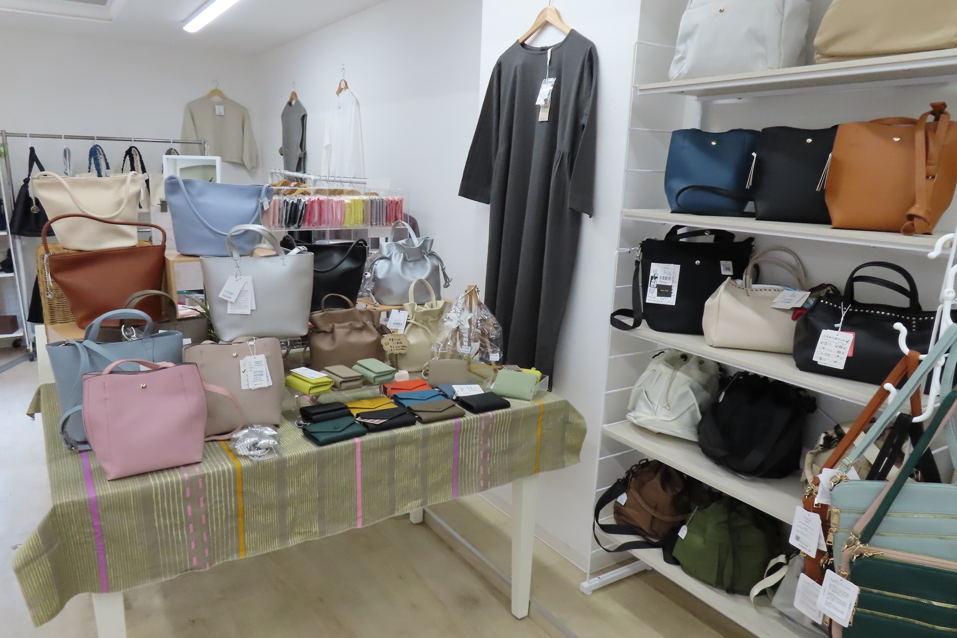 すずや衣笠仲通り店の雑貨コーナーの写真