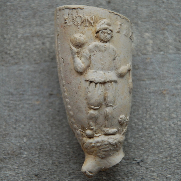 Man met haring en wittebrood in de hand en tekst L ONTSET (Leiden ontzet)