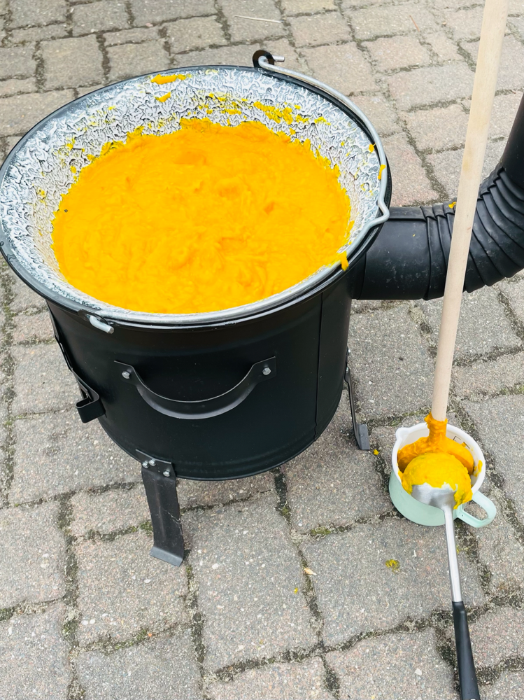 Lecker Kürbissuppe über dem Feuer gekocht. (HuM)