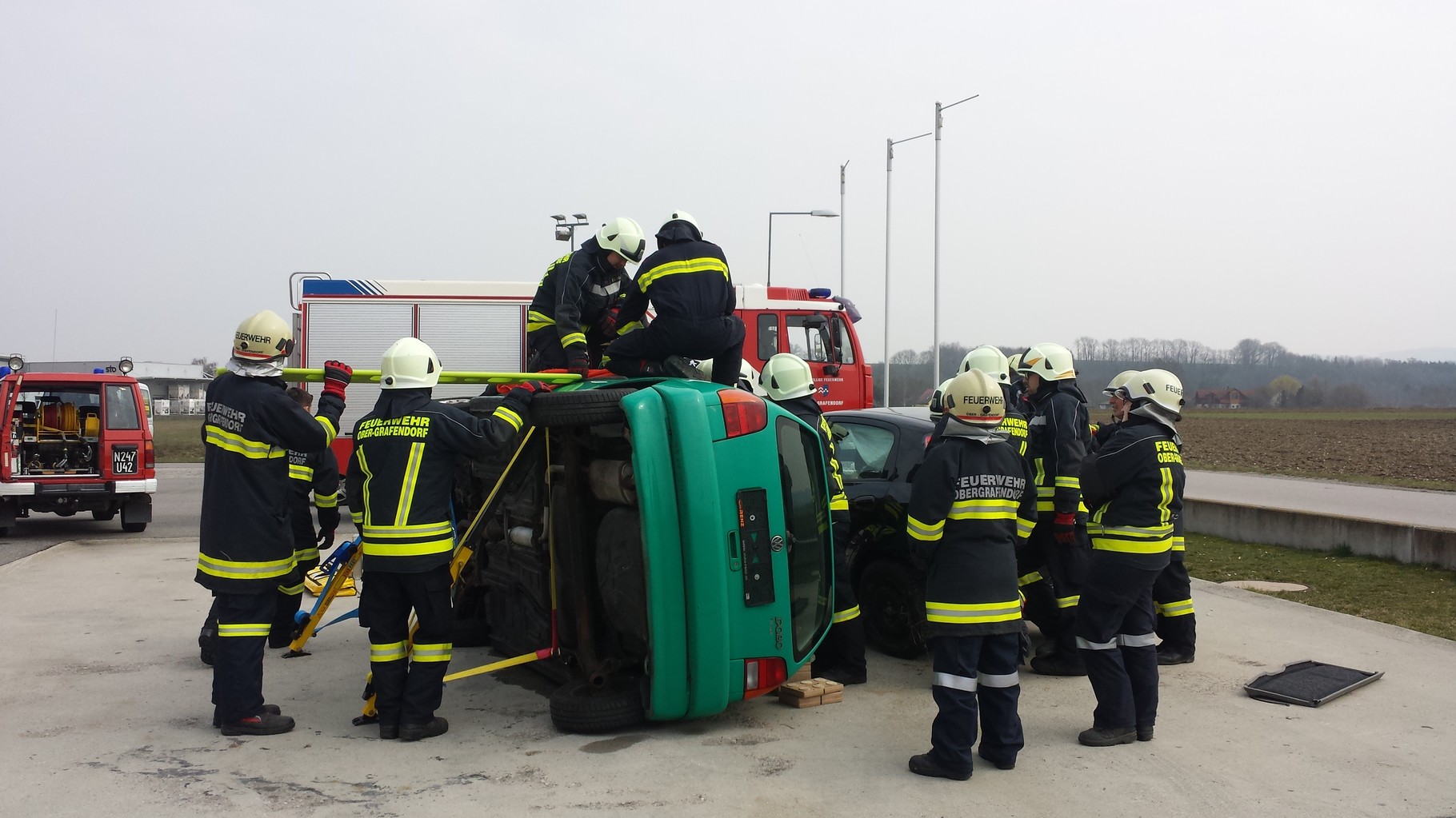 PKW in Seitenlage - Rettung aus dem Fahrerfenster