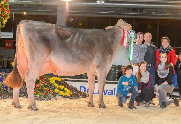 Familie Manser mit ihrer Champion Kuh HANNA