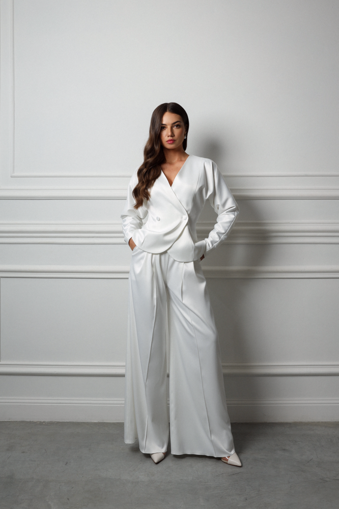 Braut Hosenanzug Berlin, seidiger Braut Hosenanzug mit weiten Hosenbein und taillierten Blazer bei Anactacia Berlin Brautmoden,