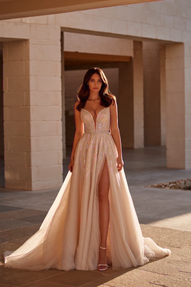 Hochzeitskleid Penelopa, fliessende A-Linie Brautkleid, Hochzeitskleid mit Träger, Hochzeitskleid mit Beinschlitz, Brautmoden Berlin, Brautkleider Berlin,