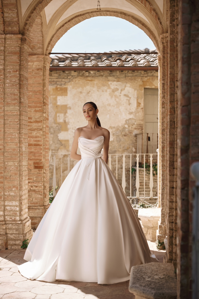 Anactacia Berlin Brautmoden, elegantes A-Linie Brautkleid Bianca Satin, Brautmodengeschäft Berlin, Prinzessinnen Hochzeitskleid,