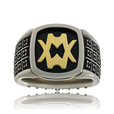 Monogramm-Ring in Weissgold mit einem Gelbgold Monogramm auf schwarzem Grund aus der Herrenschmuck-Kollektion Matrix von der Goldschmiede OBSESSION