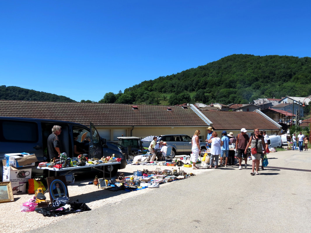 Vide grenier de Boyeux - utilisation de la surface du parking de la mairie