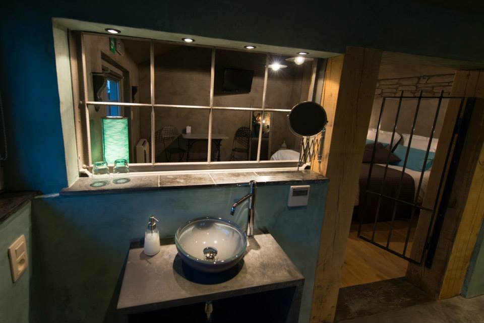 Badezimmer mit Dusche und Badewanne