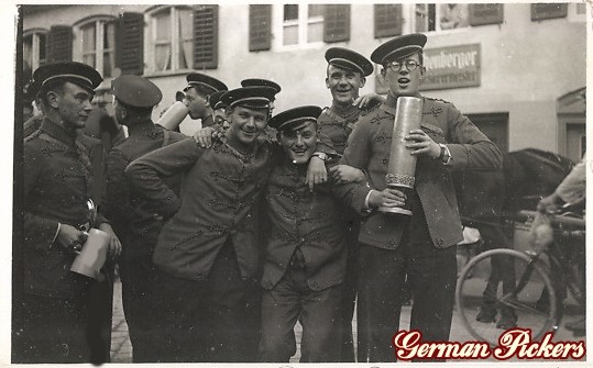 AK Studenten feiern Abschluss - großer Bierkrug