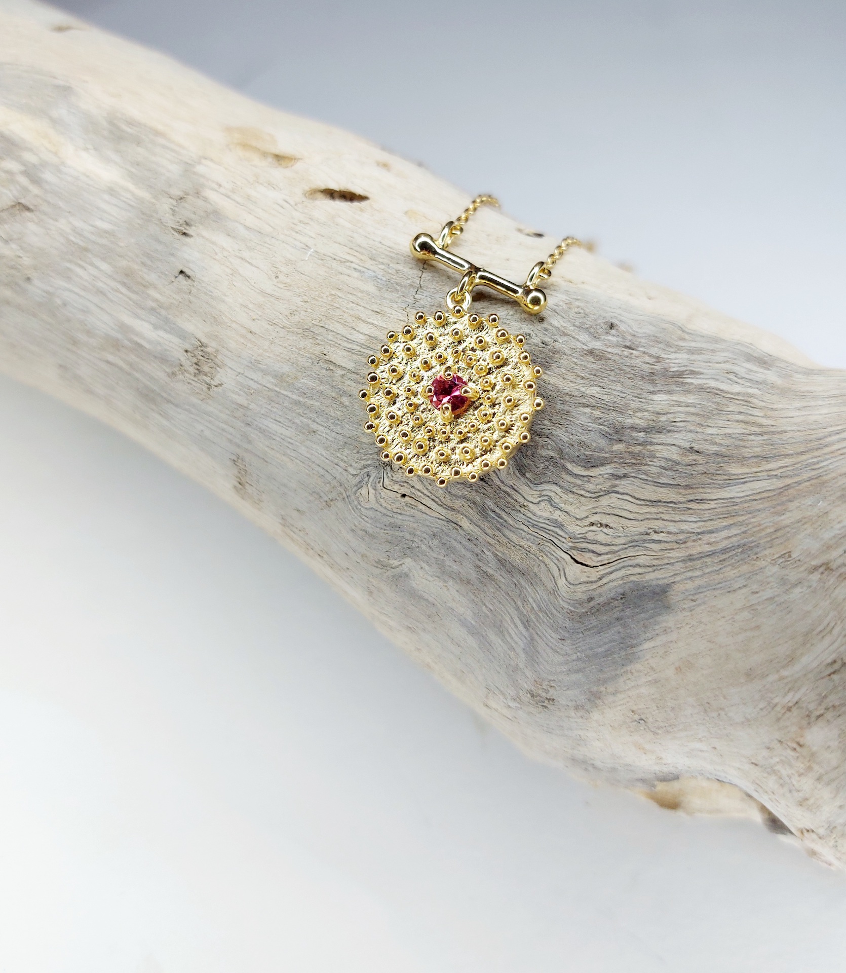 médaille bogolan / vermeil / tourmaline rose / 289€