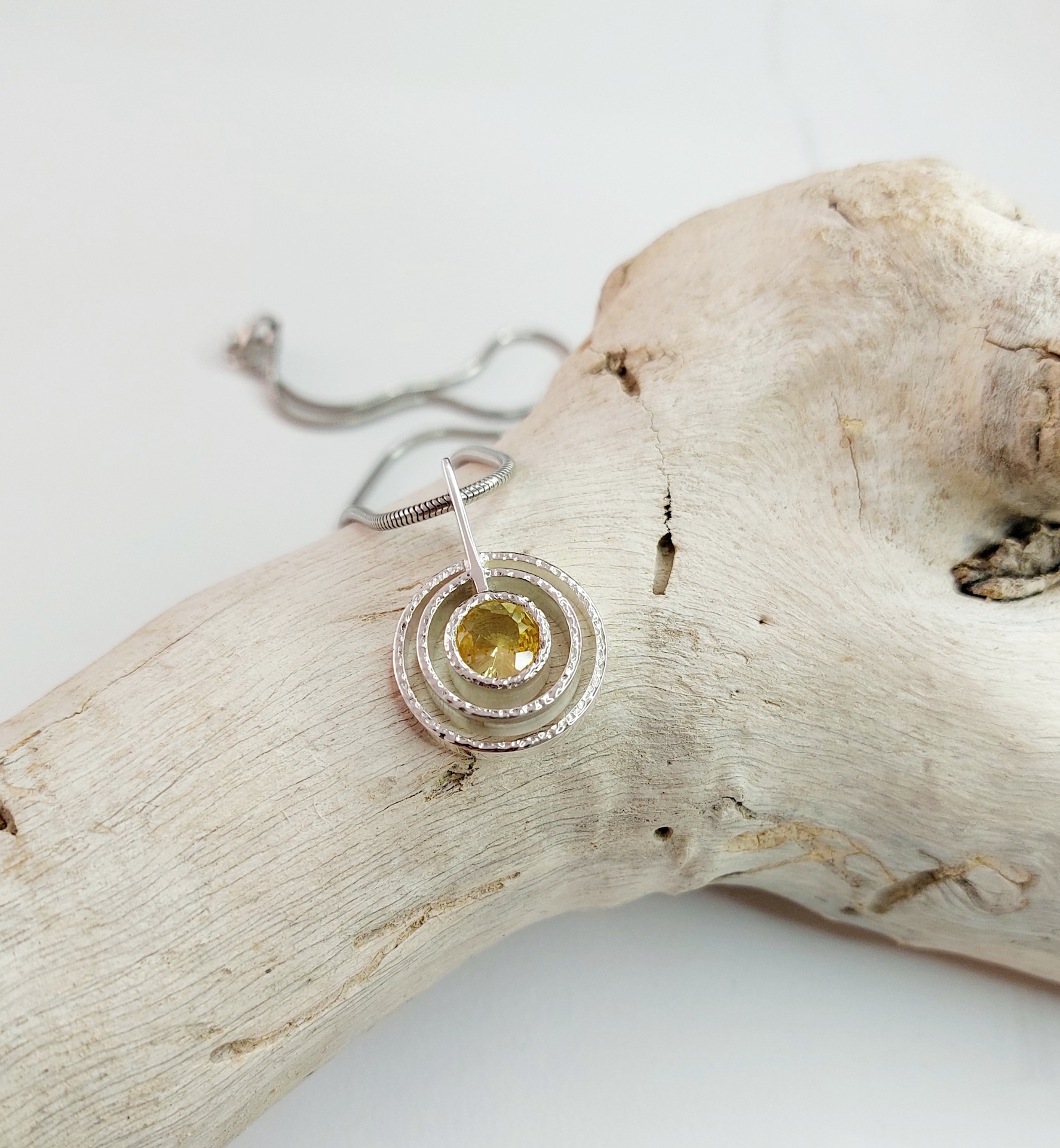 collier cercle martelé / béryl jaune / argent 925°/00 / 336€