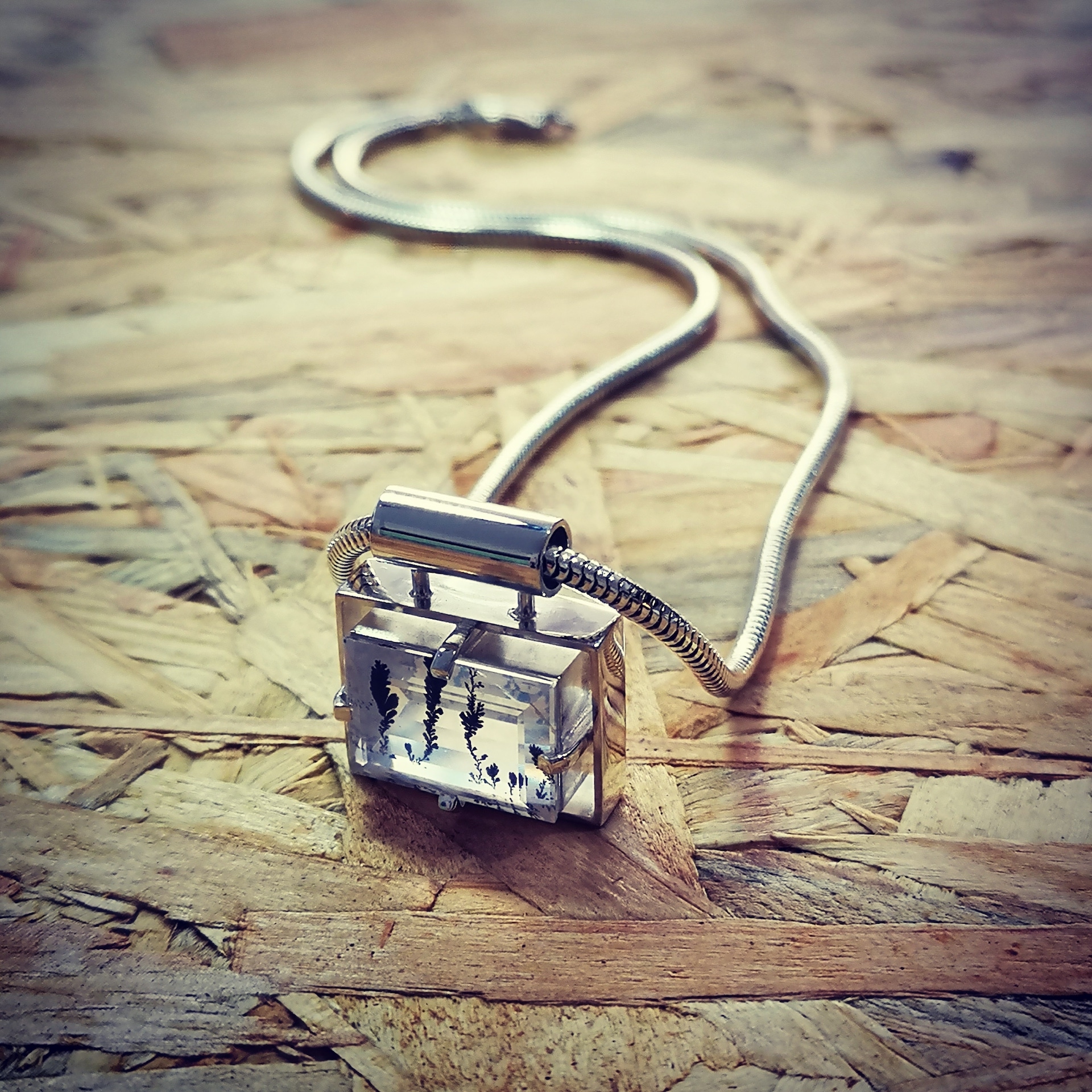 Quartz dendrite incomparable