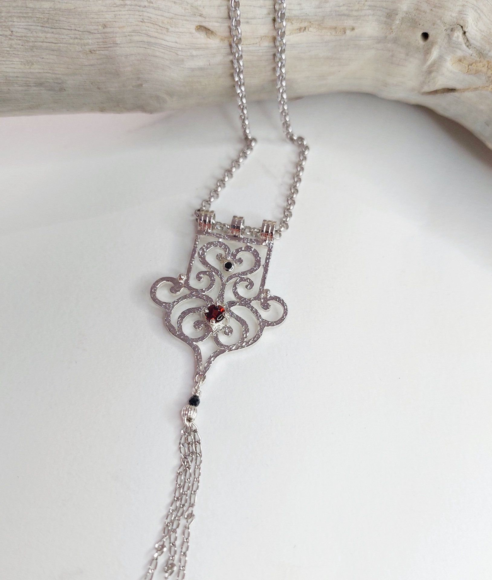 talisman arabesque grena et spinelle / ag 925°/00 / 449€
