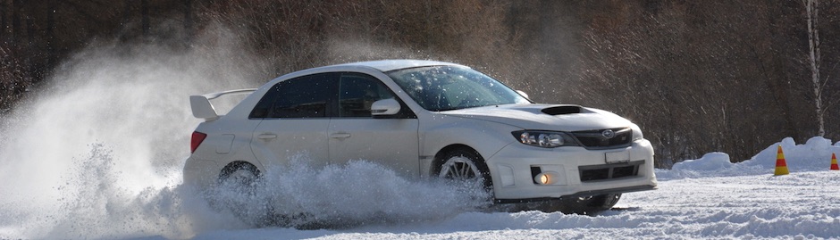 Subaru Impreza STI im Drift auf Schnee