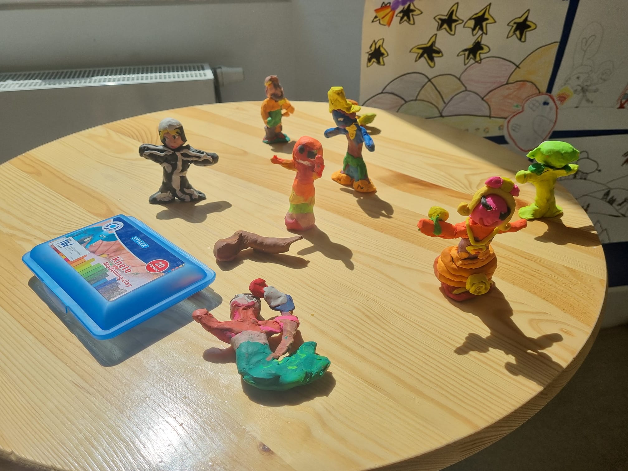 Création de figurines dans un des ateliers artistiques
