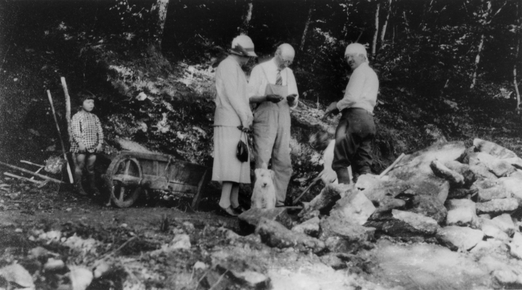 Premières fouilles américaines de l'abri des merveilles avec René enfant, 1928