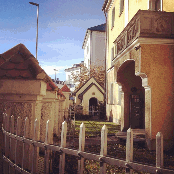 Von außen unscheinbar: Die Lourdes - Kapelle neben dem Pfarrhof.