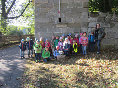 Die Klasse 1a vor dem Rapunzelturm am Gut Grunau.