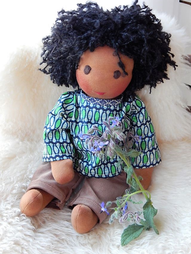 Bio-Stoffpuppe, afrikanische Puppe, dunkelhäutige Puppe, individuelle Puppe passend zum Kind, handgemachte Puppe, Puppenhandwerk, individuelle Puppe passend zum Kind, ökologische Kinderpuppe, Puppe nach Wunsch, Wunschpuppe, Waldorfart, Senegal