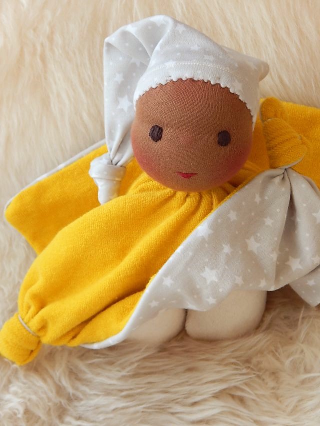 Tuchpuppe, Schlamperle, Bio-Stoffpuppe, handgemacht, erste Puppe, Erstlingspuppe, ökologische Kinderpuppe, Puppenhandwerk, Jennifer Kliem-Pärsch, individuelle Puppe passend zum Kind, Wunschpuppe, dunkelhäutige Stoffpuppe, afrikanische Stoffpuppe