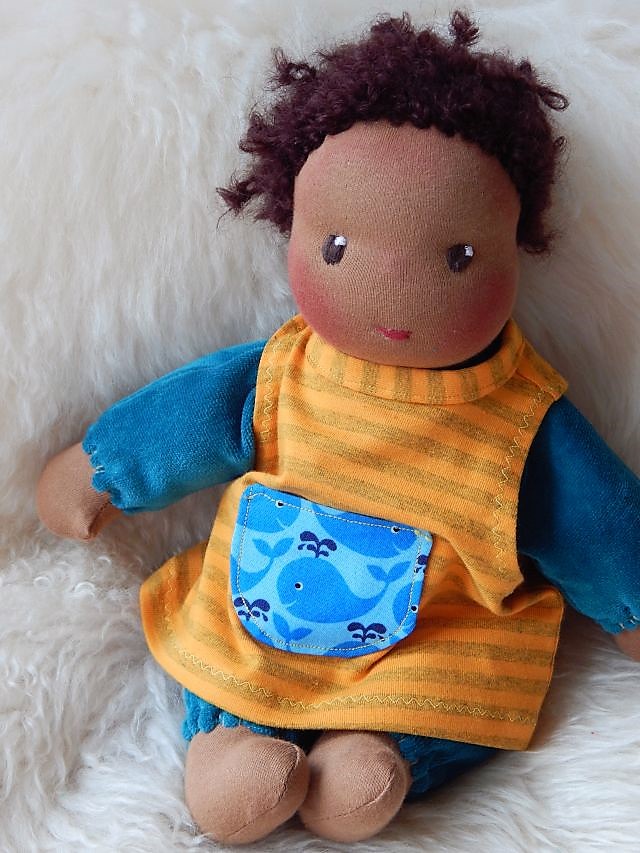 Bio-Stoffpuppe, afrikanische Stoffpuppe, dunkelhäutige Stoffpuppe, afro-amerikanische Stoffpuppe, Schlamperle, nach Waldorfart, individuelle Wunschpuppe, Puppe passend zum Kind, Kleinkindpuppe,  Puppe aus Naturmaterialien, Puppenhandwerk Pärsc