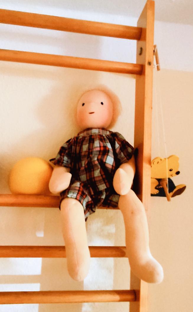 Therapiepuppe für die Kinderphysiotherapie nach z.B. Vojta oder Bobath, Demopuppe, Schulungspuppe, Übungspuppe, weiche bewegliche Therapiepuppe mit anbeugbaren Gliedern, handgemachte Stoffpuppe kaufen, Waldorfart, flexible lebensgroße Babypuppe
