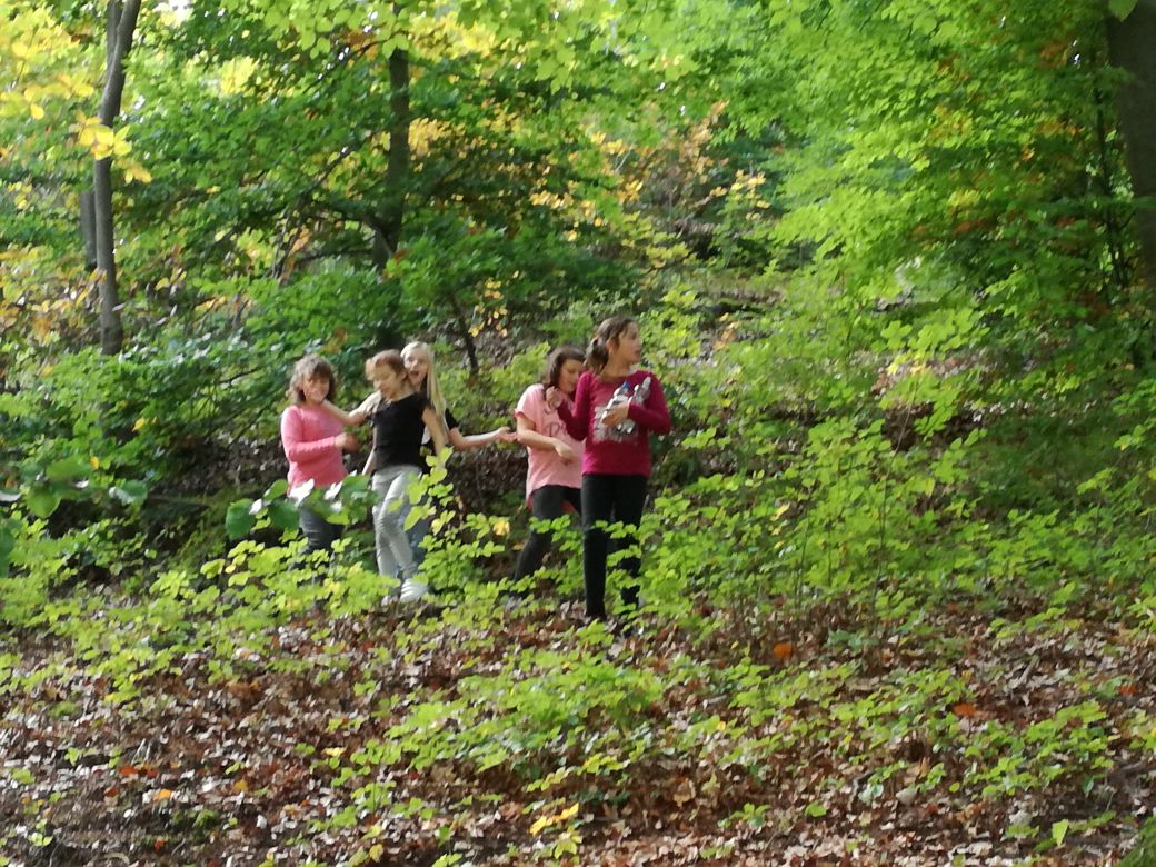 Frau Brosch koordiniert den Ganztag und sorgt bei passendem Wetter für Outdooraktivitäten.