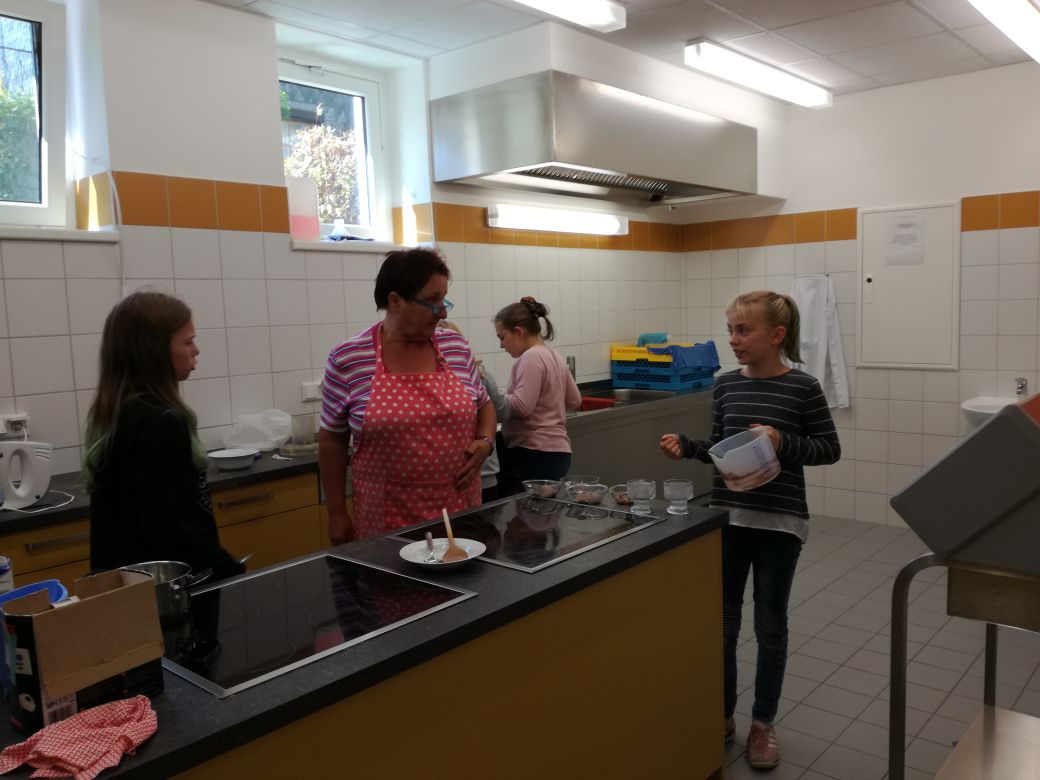 Frau Förtsch leitet die Gruppe Kochen und Backen.