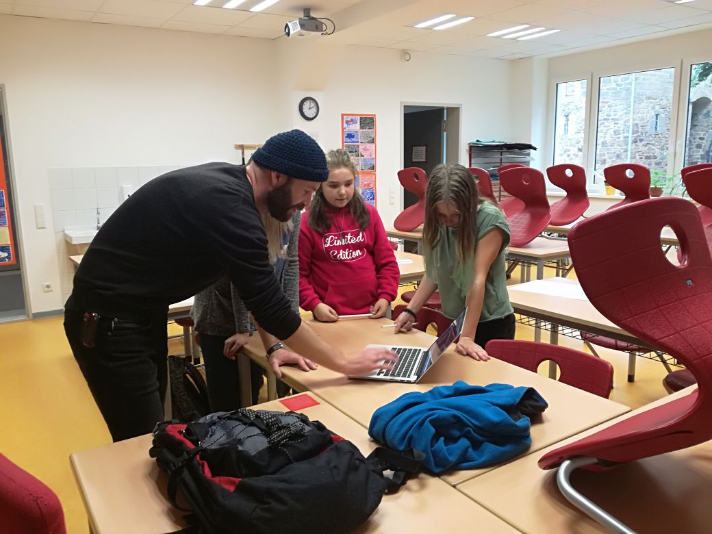 Stefan Groß bereichert uns im Rahmen des Kulturagentenprogrammes bei der Entwicklung eines Schulmaskottchens.