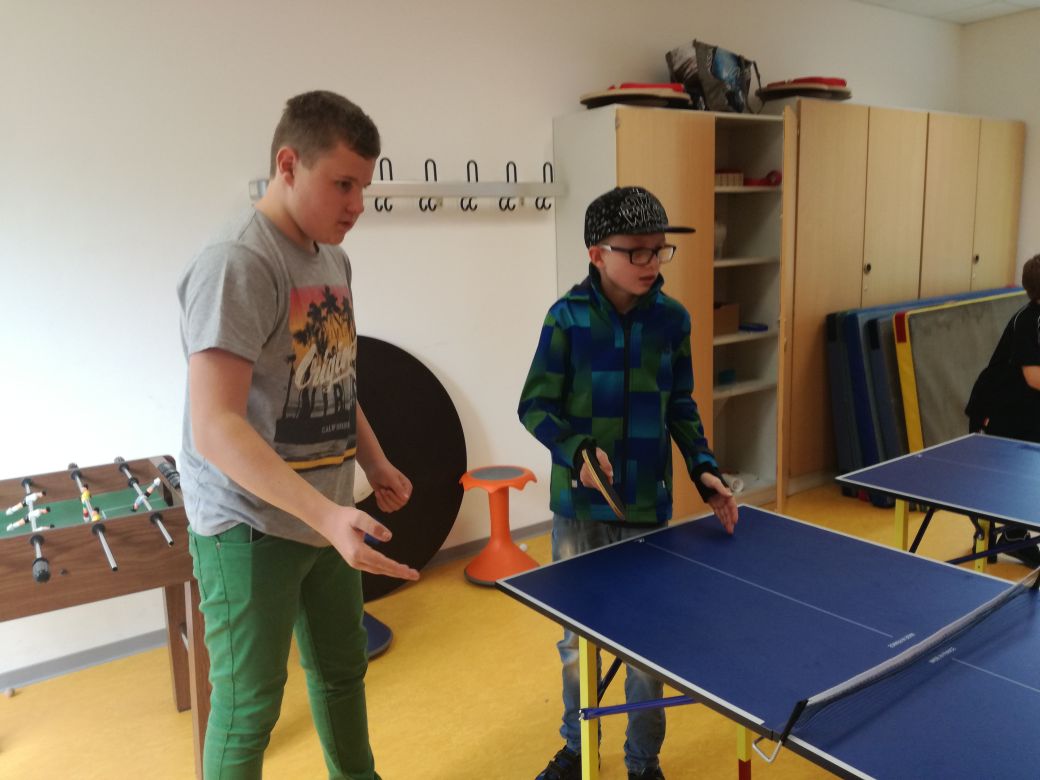 Jonas (Klasse 8a) leitet die Tischtennis-AG nun schon im zweiten Jahr.