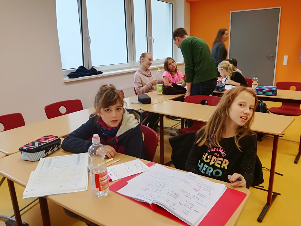 Herr Röder und Frau Putschky unterstützen nicht nur bei den Hausaufgaben.
