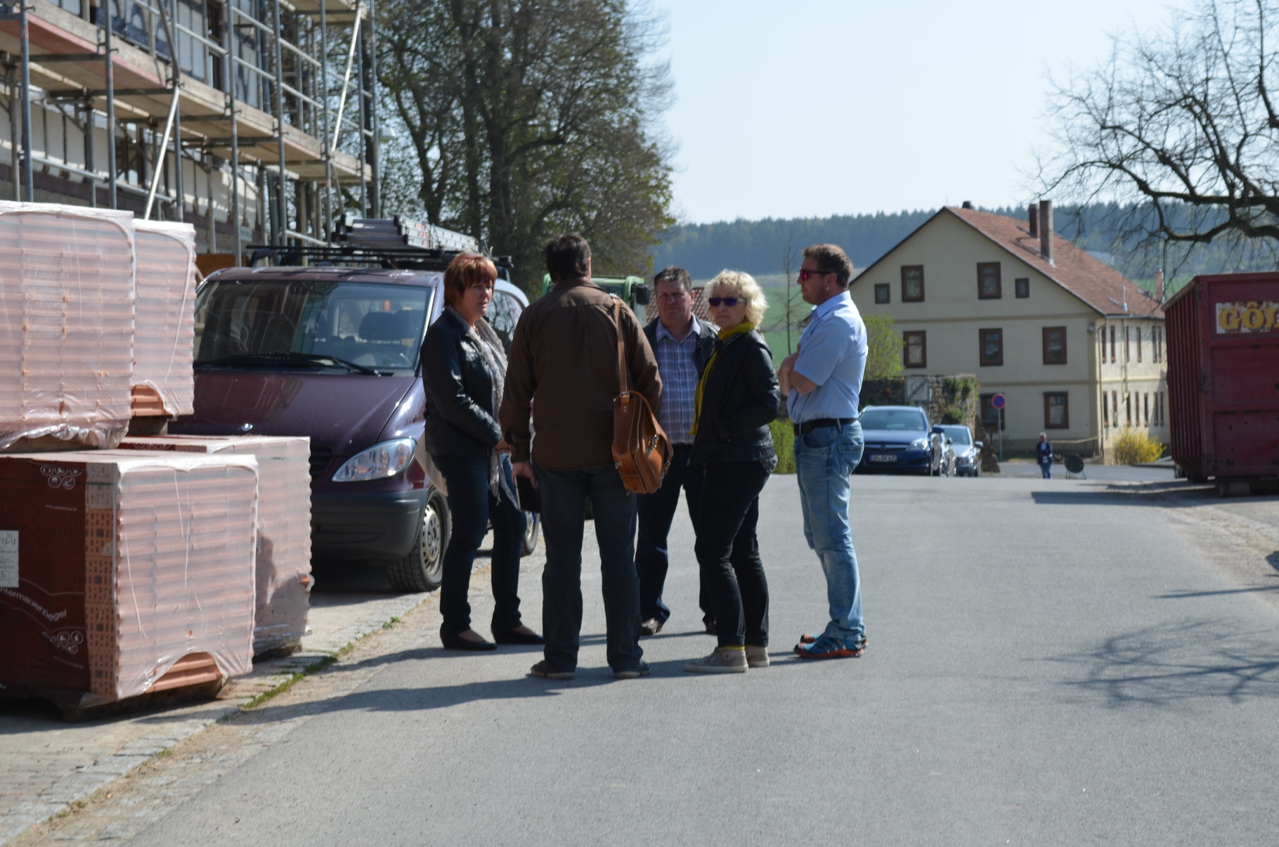 An der Schulbaustelle besprechen Architekt, Busbetriebe, Gemeinde und Schulleitung nebenbei Varianten der künftigen Bushaltestelle.