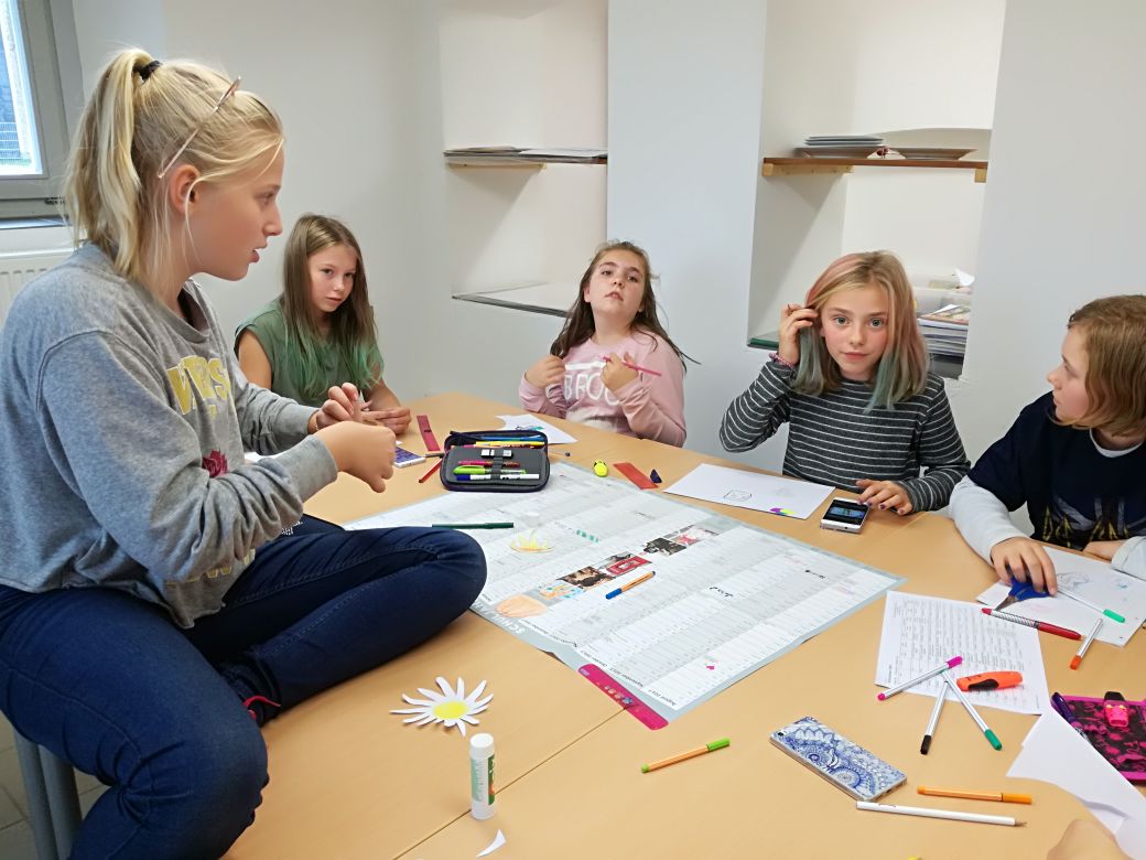 Gegenseitige Hilfe und Recherche auf Augenhöhe fördert den Lernprozess.