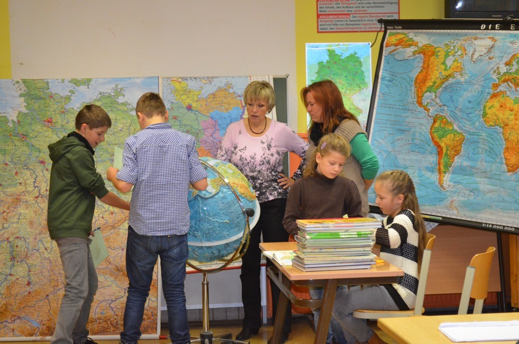 Frau Oppel hilft beim Geografiequiz