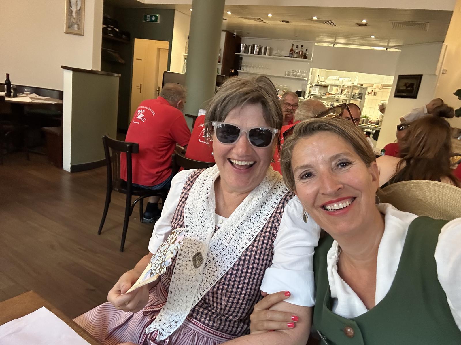 Unsere Dirigentin Hany mit Jodlerin Tamara gut gelaunt im klimatisierten Restaurant