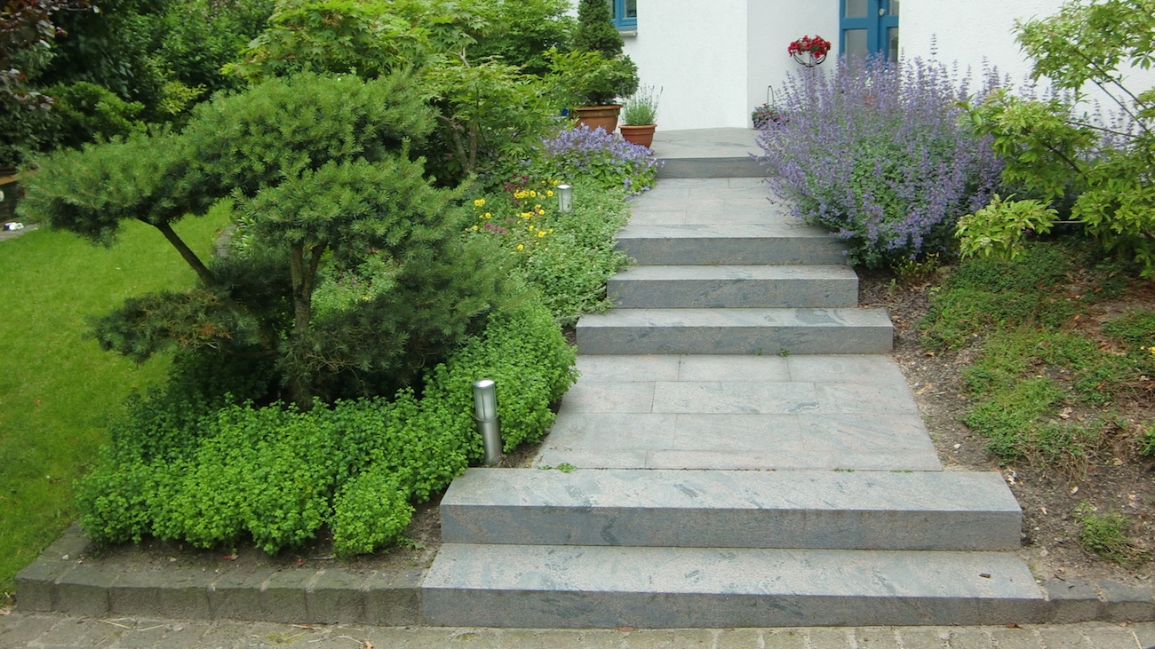 Neue Wege Neue Stufen Und Mauern Naturstein Im Garten