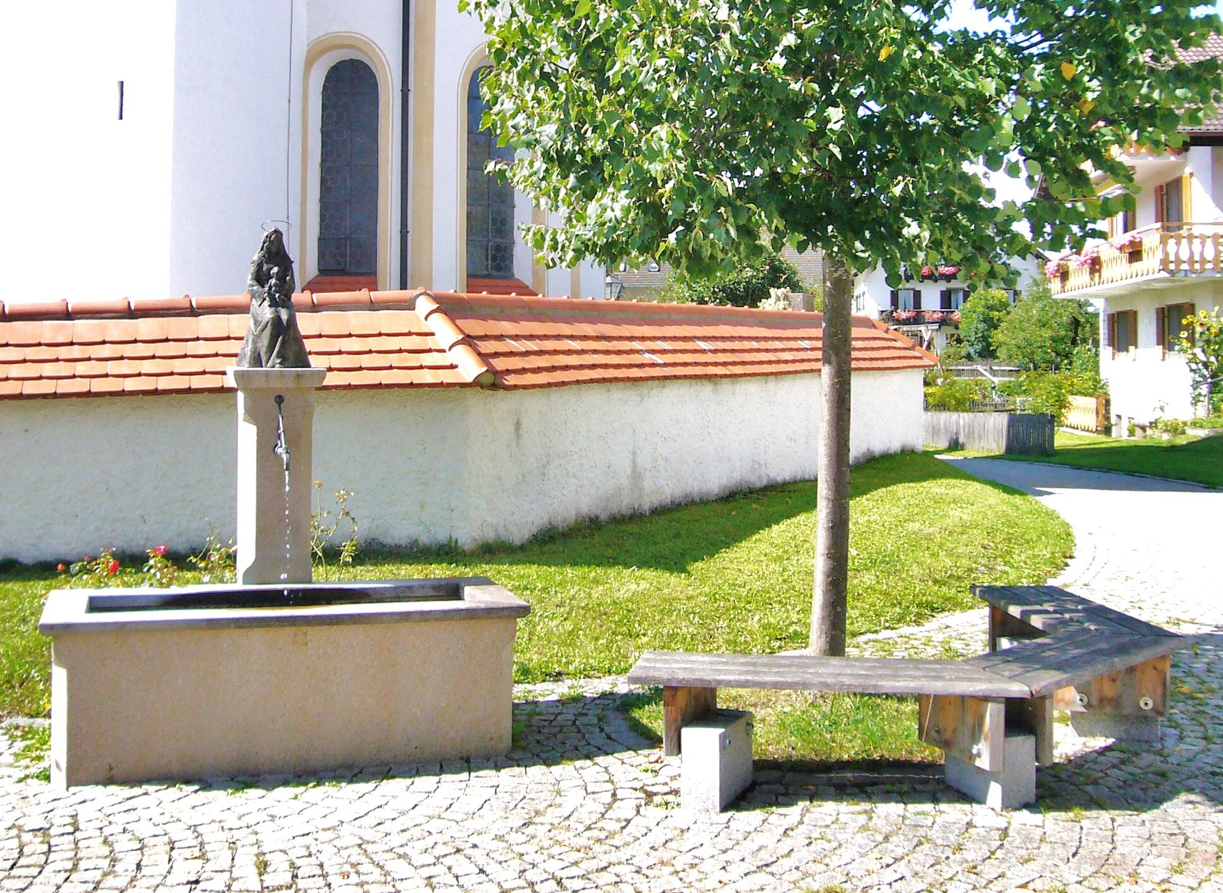 Gesamte Anlage vor der Kirche