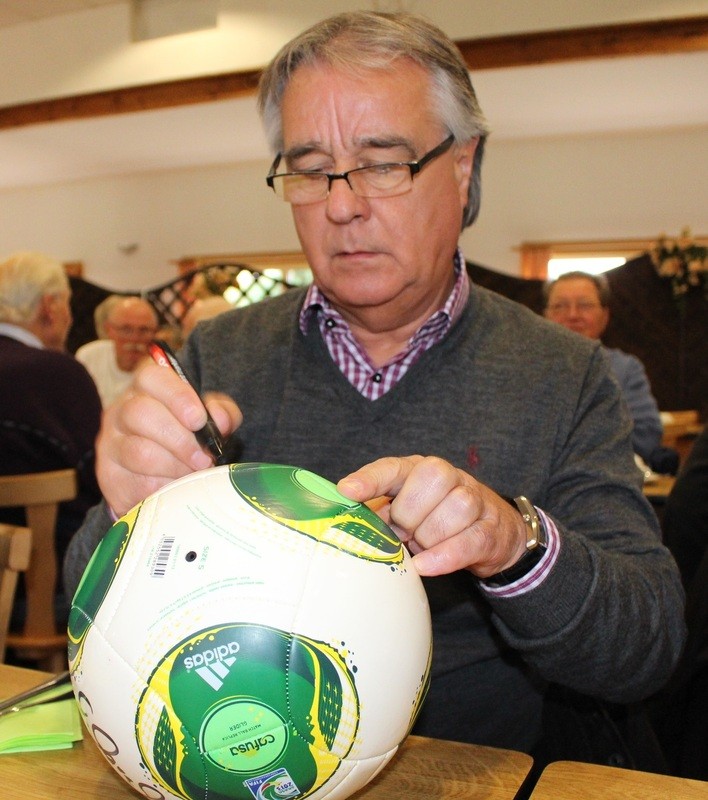 Autogrammstunde beim Freundeskreis: Dittmar Schönbeck, früher Hannover 96, VFL Wolfsburg, TUS Hessisch Oldendorf