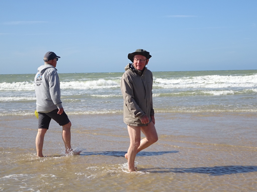 Bain de pied dans la Manche