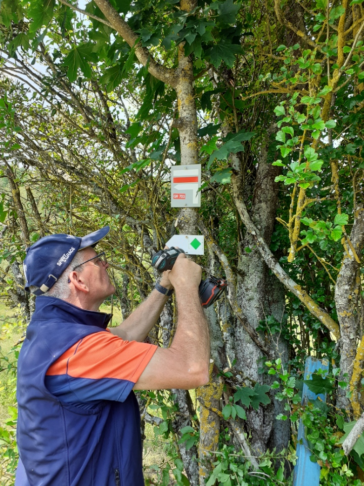 On en profite pour rectifier le balisage du sentier de Sainte Anne