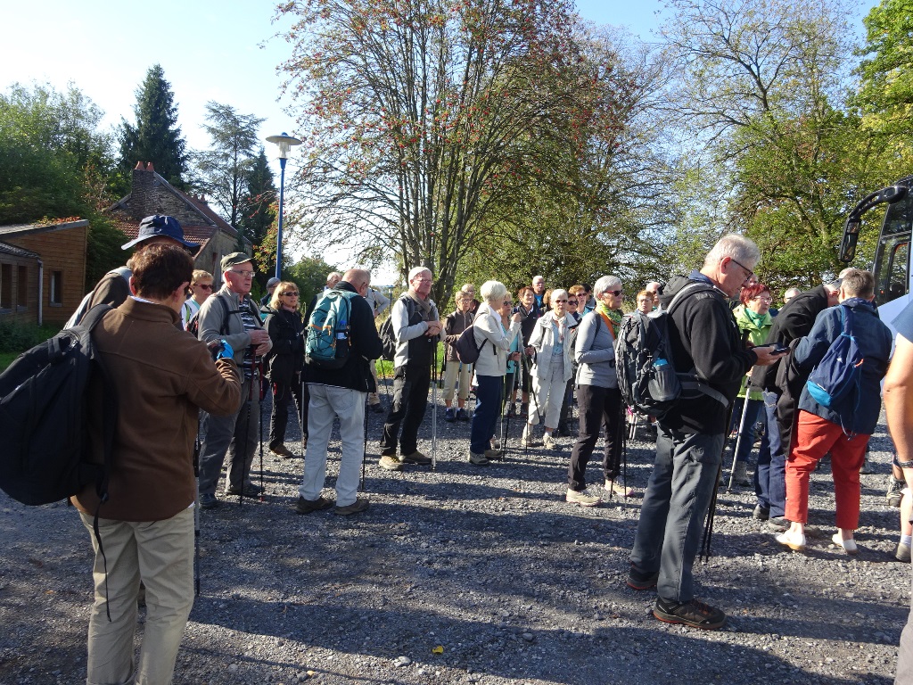 Départ à Monthermé devant l'auberge de la" Roche à sept heures"