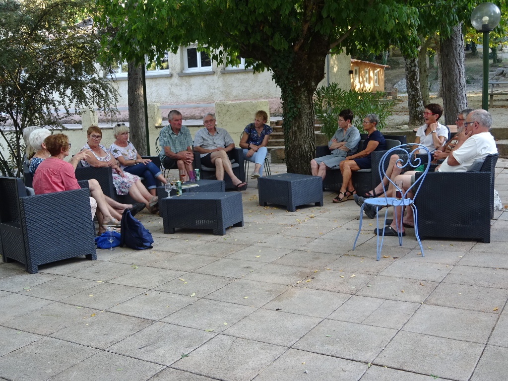 Apéritif au centre des Bories