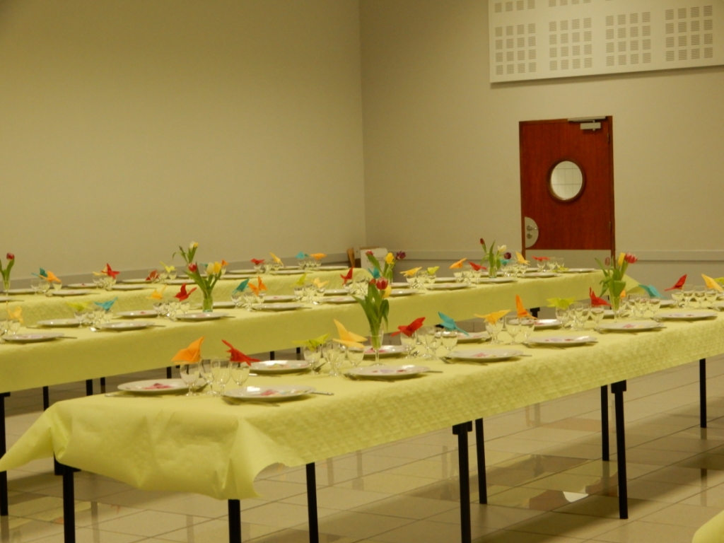 Les tables dressées pour le repas